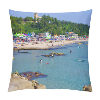 Personality  Goseong County, South Korea - July 30, 2019: Ayajin Beach On A Summer Day, Bustling With People Swimming, Floating On Tubes In The Clear Waters, And Navigating Rocks On The Sandy Bottom, While Tents And Resting Platforms Dot The Beach. Pillow Covers