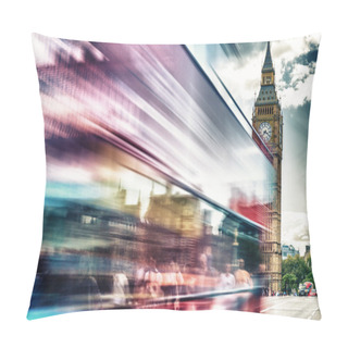 Personality  Tourists And Traffic Along Westminster Bridge, Long Exposure - L Pillow Covers