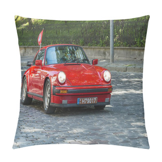 Personality  Old Retro Car  Porsche 911 Taking Participation In Race Leopolis Pillow Covers