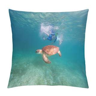 Personality  Family Snorkeling With Sea Turtle Pillow Covers