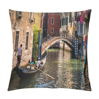 Personality  Gondola With Unidentifieable Tourists Pillow Covers