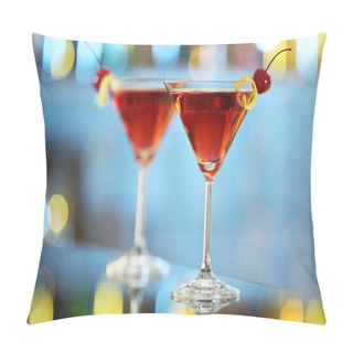 Personality  Glasses Of Fresh Alcoholic Cocktail On Bar Counter Pillow Covers