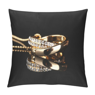 Personality  Pendant In Form Of Rings With Gem On Black Pillow Covers
