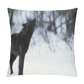 Personality  Wolf Howling In Snow Pillow Covers