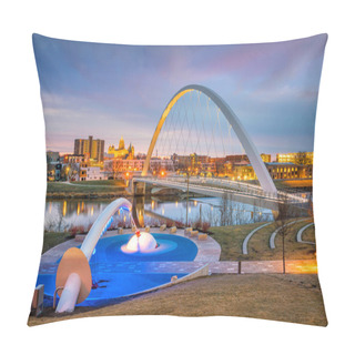 Personality  Des Moines Iowa Skyline And Public Park In USA (United States) Pillow Covers