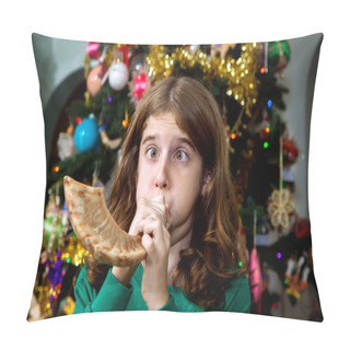 Personality  Blowing The Shofar Pillow Covers