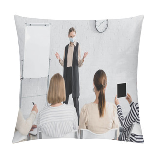 Personality  Speaker In Medical Mask Standing And Gesturing While Looking At Interracial Businesswomen On Blurred Foreground Pillow Covers