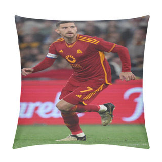 Personality  Rome, Italy 17.03.2024:  Lorenzo Pellegrini Of Roma Score The Goal  1-0 And Celebrate With The Team During The Italy Serie A TIM 2023-2024 Football Match AS Roma Vs US Sassuolo Calcio At Olympic Stadium In Rome. Pillow Covers