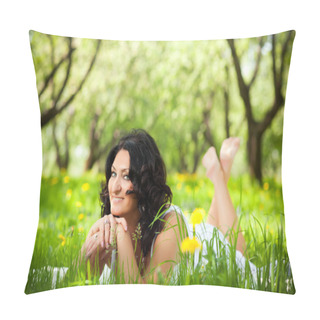 Personality  Woman On The Grass Pillow Covers