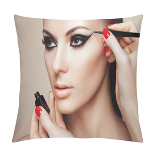 Personality  Makeup Artist Applies Eye Shadow Pillow Covers