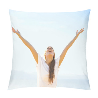 Personality  Free Happy Girl On Beach Enjoying Nature Pillow Covers