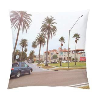 Personality  Dunedin, Florida, USA - December 27, 2018: Fenway Luxury Hotel In Town Of Dunedin In Florida Surrounded By Large Tall Palm Trees. Car Turning To Street With Parking Lot. Pillow Covers