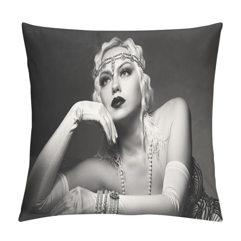 Personality  beautiful woman retro flapper style woman black and white foto, roaring 20s pillow covers