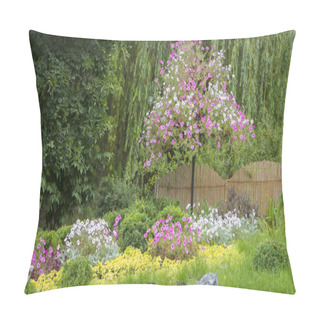 Personality  A Neat, Well-kept Garden In Japanese Style Pillow Covers