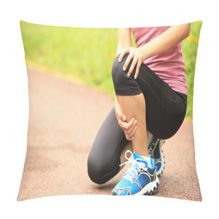 Personality  Woman Runner Hold Her Injured Leg Pillow Covers