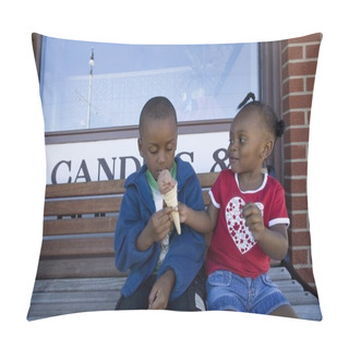 Personality  Boy And Girl Sharing Ice Cream Cone Pillow Covers