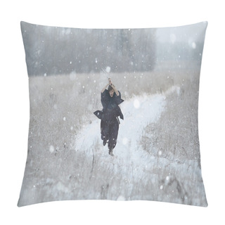 Personality  Running Samurai In Winter Field Pillow Covers