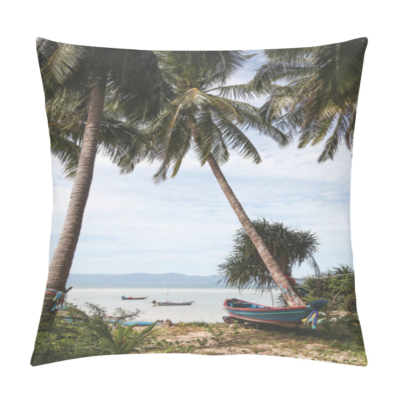 Personality  palm trees on tropical beach with boats floating in water pillow covers