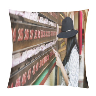 Personality  Travel Woman In Museum Pillow Covers