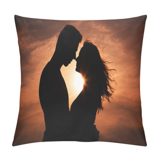 Personality  Couple In Love Silhouette During Sunset - Touching Noses Pillow Covers
