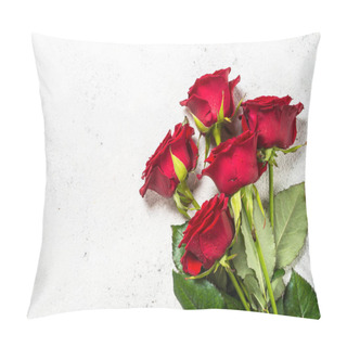 Personality  Red Roses Flower Bouquet On White Background Top View. Pillow Covers