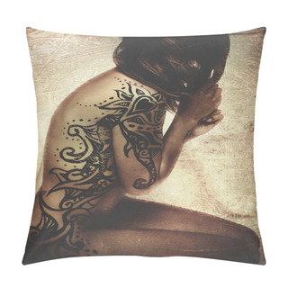 Personality  Latin Woman With Tattoos On The Skin Pillow Covers