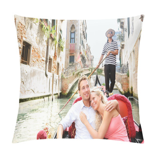 Personality  Romantic Travel Couple In Venice On Gondole Boat Pillow Covers