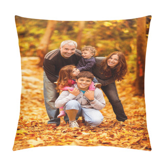 Personality  Lovely Family In Park Pillow Covers