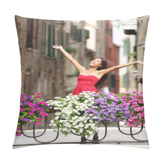 Personality  Woman Happy In Romantic Venice, Italy Pillow Covers
