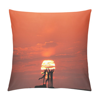 Personality  Landscape With Silhouette Of A Happy Family At Sunset Pillow Covers
