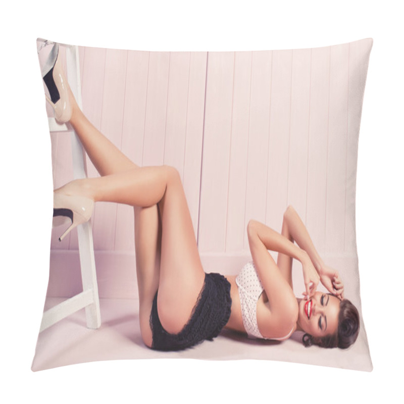 Personality  Beauty smiling pinup girl lying on the floor pillow covers