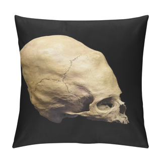 Personality  Cuzco / Peru - 07.12.2017: Deformed Ancient Peruvian Skull. Isolated, Black Background. Pillow Covers