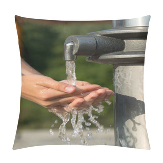 Personality  Catching Fresh And Cool Water From A Spring With Hands Pillow Covers