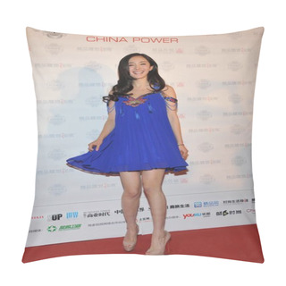 Personality  Chinese Actress Yang Mi Poses During A Fashion Awards Ceremony In Beijing, China, 5 January 2012. Pillow Covers