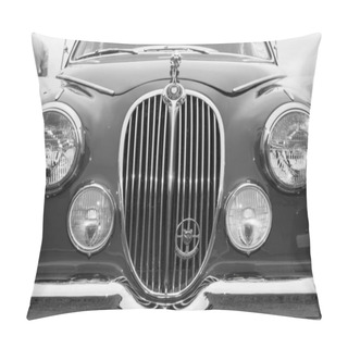 Personality  Honiton.Devon.United Kingdom.July 2nd 2021.A Mark 2 Jaguar Is On Display At The Devon County Show Pillow Covers