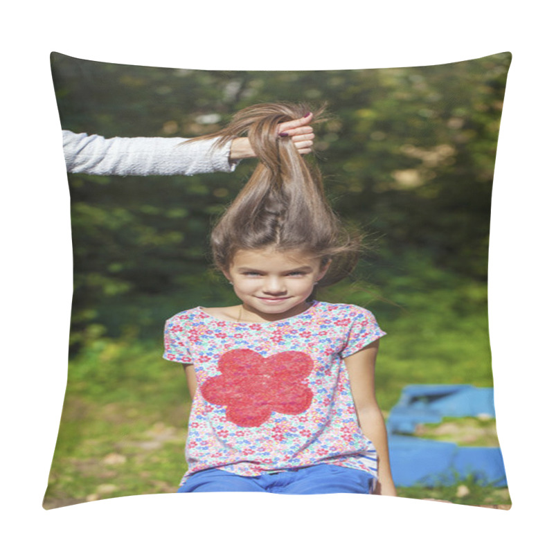 Personality  Beautifal Little Girl In The Autumn Park Pillow Covers