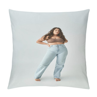 Personality  Lovely Curvy Girl In Brown Bra And Blue Jeans Posing With Hands In Pockets On Grey Background Pillow Covers