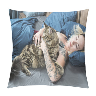 Personality  Woman In Bed With A Cat Pillow Covers