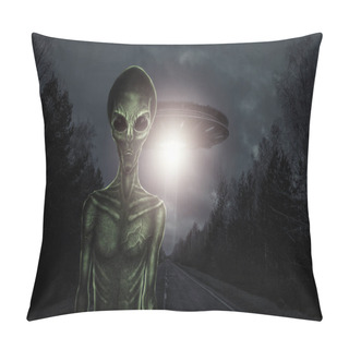 Personality  Green Alien With Black Large Glass Eyes On The Background Of A Flying Saucer. UFO Concept, Aliens, Contact With Extraterrestrial Civilization. Pillow Covers