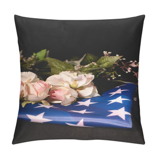 Personality  Rose Bouquet And American Flag On Black Background, Funeral Concept Pillow Covers