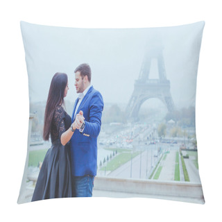 Personality  Happy Couple Traveling In Paris Pillow Covers
