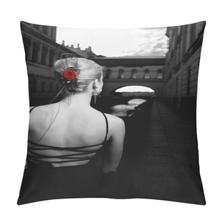 Personality  Black And White Picture Of A Girl In Old City Pillow Covers