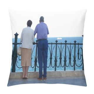 Personality  Personas Mayores Mirando El Mar Pillow Covers