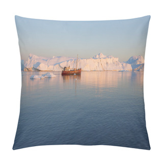 Personality  Nature Landscape Of Greenland And Boat Pillow Covers