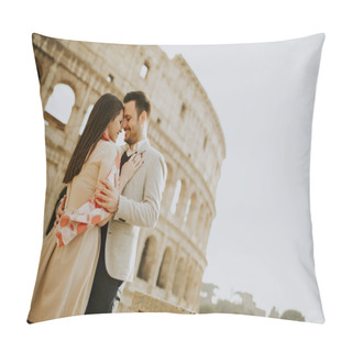 Personality  Loving Couple Visiting Italian Famous Landmarks Colosseum In Rom Pillow Covers