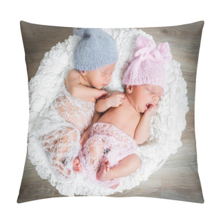 Personality  Newborn Twins L Sleeping In A Basket Pillow Covers