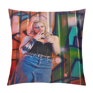Personality  A Blonde Woman Stands Confidently In Front Of A Vibrant Graffiti Wall, Embracing The Urban Street Art Scene. Pillow Covers