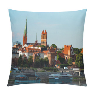 Personality  04-07-2022: View Of Old City Of Torun. Vistula (Wisla) River Against The Backdrop Of The Historical Buildings Of The Medieval City Of Torun. Poland. Pillow Covers