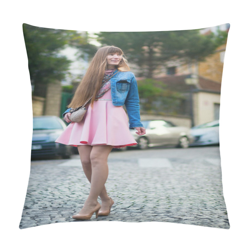 Personality  Beautiful girl in pink dress on Montmartre pillow covers