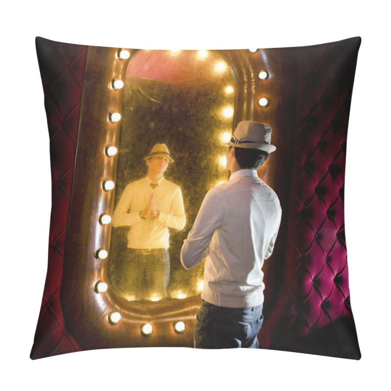 Personality  Retro Man Looks On Mirror Pillow Covers